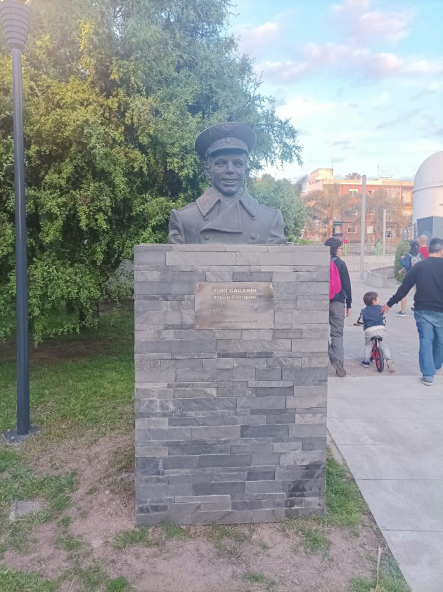 En las áreas exteriores de la instalación se erigió un busto, con su pedestal, del cosmonauta soviético Yuri Gagarin, primer hombre en viajar al espacio. / Foto: María Elena Llánes Suárez