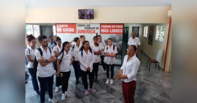 Jóvenes universitarios tras la ruta "Aquí estuvo Fidel". / Fotos: Cortesía de Lian Roque