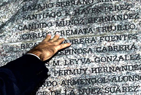 El monumento que recuerda a las víctimas del atentado, en Barbados. / Foto: Ismael Francisco/ Cubadebate