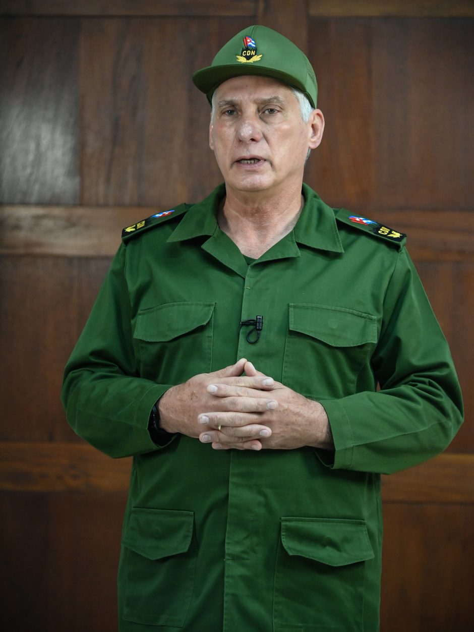 Frente al paso del huracán Melissa, «lo más importante es que todos actuemos de manera responsable; que la población cumpla estrictamente las medidas y las orientaciones que se dan por los órganos de defensa a nivel de zona, a nivel de municipio, a nivel de provincia y a nivel del país», enfatizó el Primer Secretario del Comité Central del Partido y Presidente de la República, Miguel Díaz-Canel Bermúdez, en mensaje a nuestros compatriotas víspera de recibir el impacto de este peligroso ciclón. / Foto: Estudios Revolución