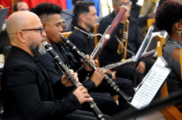 Miembros de la orquesta en plena faena, mientras utilizan los instrumentos de viento. / Foto: Delvis Toledo de la Cruz / 5 de Septiembre