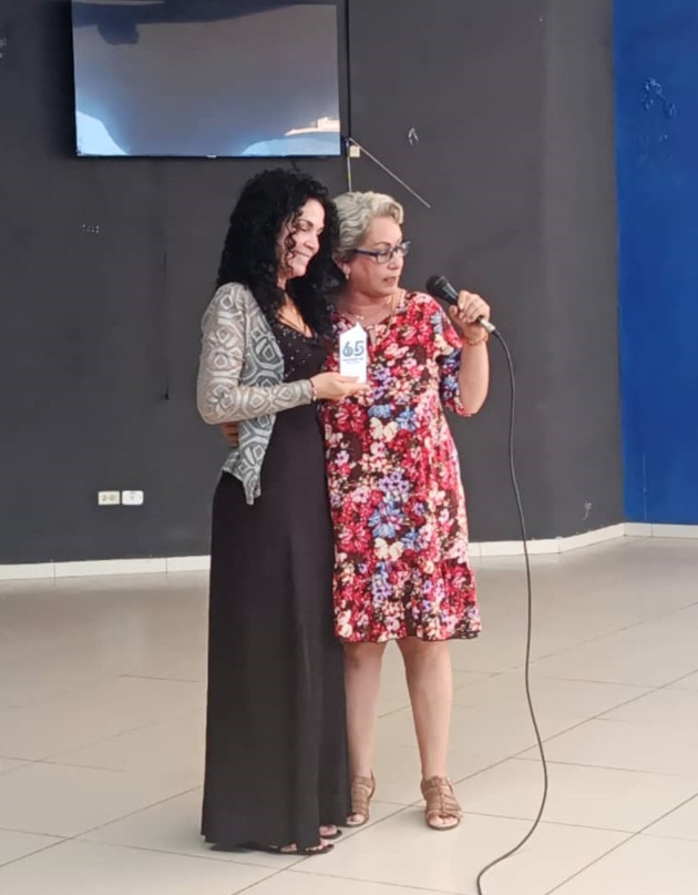 González Lima recibió el Sello Conmemorativo 65 Aniversario de la FMC. 