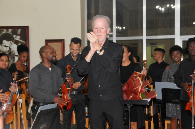 El agradecimiento de Bracegirdle al finalizar el concierto. / Foto: Delvis Toledo de la Cruz / 5 de Septiembre