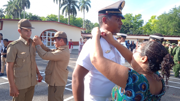 El Teniente de Fragata Raidel García Valero agradeció a la Revolución por confiar en su labor patriótica en las FAR. / Foto: Luzdeibys González Forcades