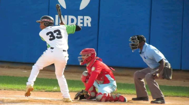 El pelotero Léster Trujillo destaca entre los mejores atletas del municipio.