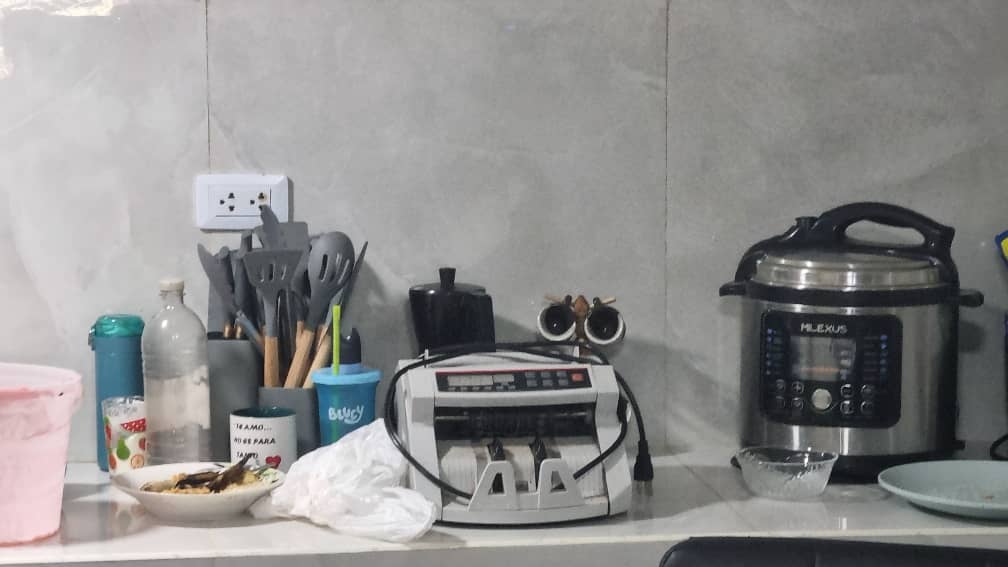 Muchas de estas personas necesitan máquinas para contar los grandes flujos de efectivo que manejan. /Foto: Minint