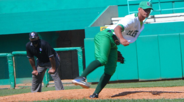 Serpa retorna al staf de los Elefantes.