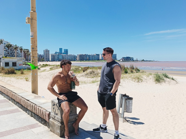 En el diálogo entre amigos y familiares no puede faltar compartir el mate. / Foto María Elena Llanes Suárez.
