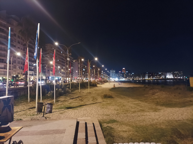 En el horario nocturno los paseos se mantienen concurridos con diferentes atractivos. / Foto María Elena Llanes Suárez.