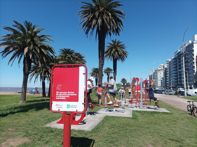 En la Rambla Montevideana existen diversas instalaciones deportivas y de uso público. Entre ellos un gimnasio biosaludable en el barrio de Pocitos. / Foto María Elena Llanes Suárez.