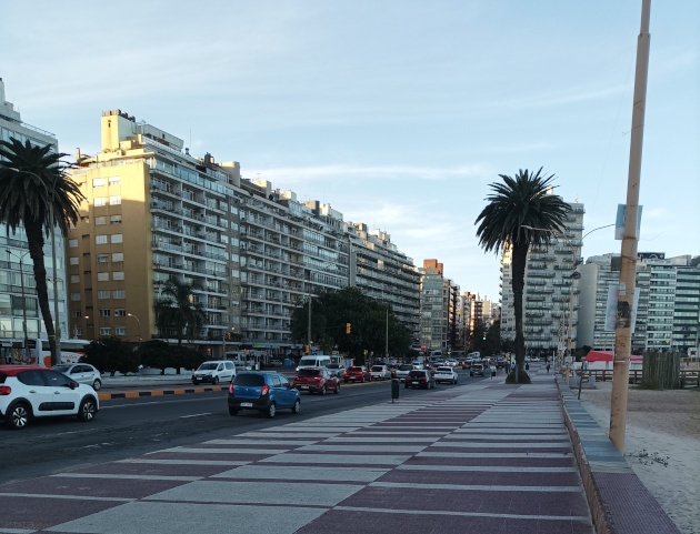 Esta es la arteria de mayor tráfico de la capital de la República Oriental del Uruguay. / Foto María Elena Llanes Suárez.