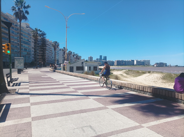 Este es el lugar más visitado por los citadinos para pasear, montar ciclos y patinetas o simplemente reunirse, mate mediante. / Foto María Elena Llanes Suárez.
