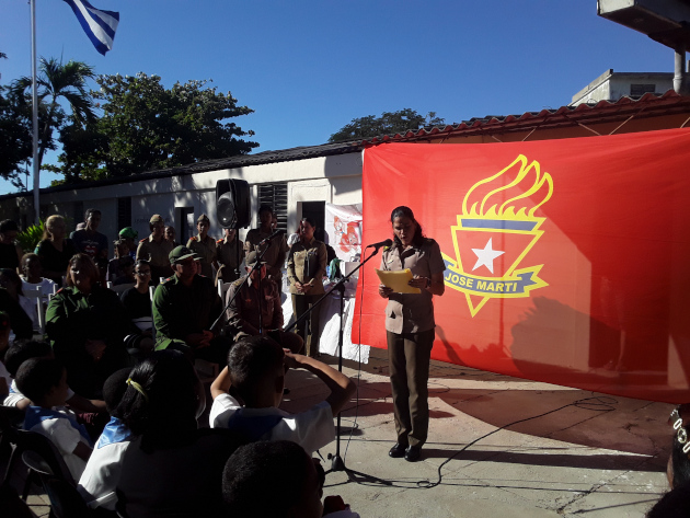 La capitán Evelyn López tejera destacó que la obra premiada sobresale por la sensibilidad artística. / Foto: Yudith Madrazo Sosa