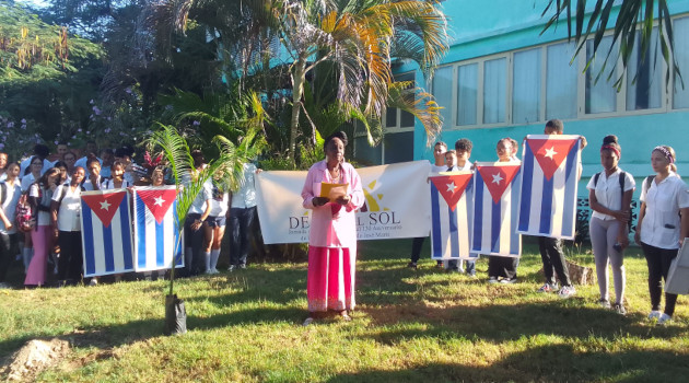 Los estudiantes pertenecientes al colegio universitario de Ciencias Médicas y a la enseñanza técnica y profesional fueron los encargados de apoyar la realización del acto y la siembra de la Palma Real. /Foto: Liana Laura Gavilla Cruz / 5 de Septiembre