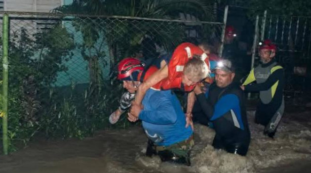 Fuerzas especializadas del Ministerio del Interior (Minint), junto a la Defensa Civil y otros organismos del Estado, inmersos en los operativos de rescate. / Foto: Tomada de Facebook Minint