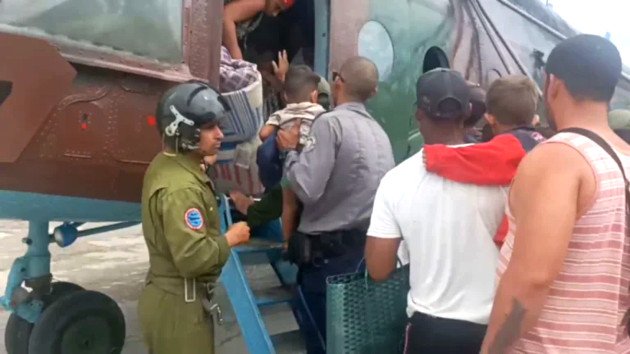 Las operaciones de rescate se concretan con helicópteros, transportadores anfibios y camiones de tracción. / Foto: Captura de pantalla