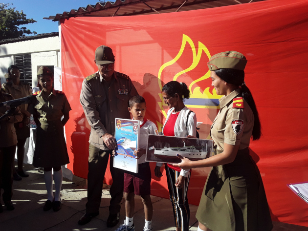 El alumno premiado recibió obsequios de diversas instituciones del territorio. / Foto: Yudith Madrazo Sosa