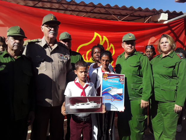 Junto al Héroe de la República de Cuba, primer coronel Orlando Cardoso Villavicencio, estuvieron presentes en la ceremonia las principales autoridades políticas y del mando militar en Cienfuegos. / Foto: Yudith Madrazo Sosa