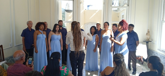 El coro Cantores de Cienfuegos amenizó la jornada de homenaje al Día del Archivero Cubano./ Foto: Del autor