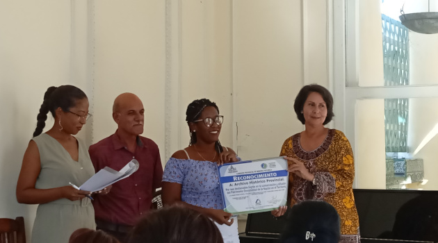 La Comisión Provincial de Memoria Histórica y el CITMA otorgaron un reconocimiento a varias entidades del territorio./ Fotos: Del autor