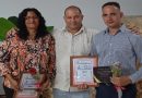 Innovación en ETECSA con el sello de Cienfuegos Yuri y Miraydis durante la premiación. / Foto: Cortesía de los entrevistados