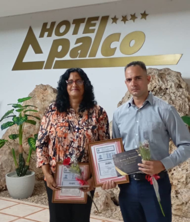 Yuri y Miraydis durante la premiación. / Foto: Cortesía de los entrevistados