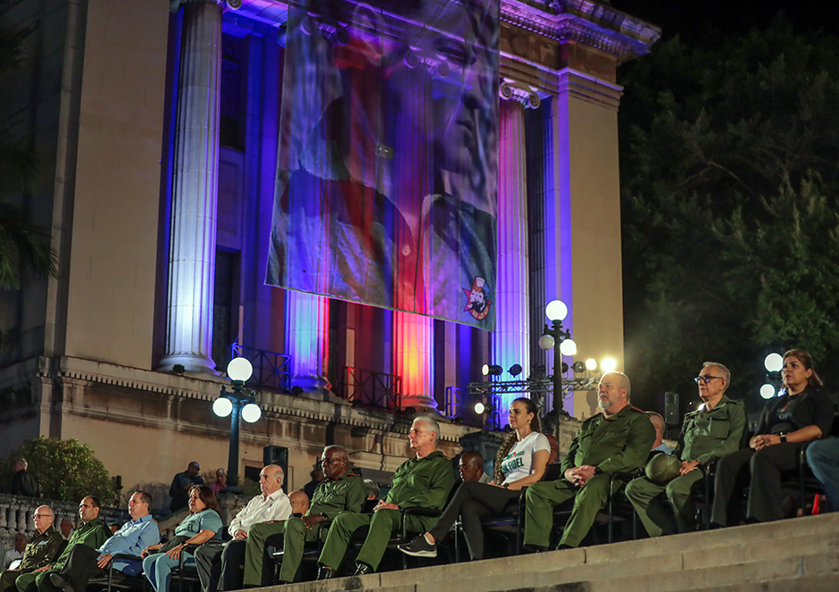 El presidente Díaz-Canel. el primer ministro Manuel Marrero Cruz y el presidente de la Asamblea Nacional, Esteban Lazo, asistieron al homenaje junto a otros dirigentes del Partido, Gobierno y organizaciones estudiantiles y de masas, el Comandante del Ejército Rebelde José Ramón Machado Ventura, familiares del líder histórico de la Revolución cubana y jóvenes. /Foto: Abel Padrón Padilla/ Cubadebate.