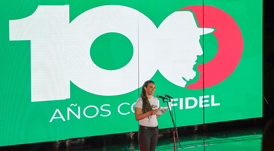 Al recordar a Fidel “recordamos la certeza viviente de que los pueblos, cuando se levantan, pueden cambiar el curso de la historia”. o Ventura, familiares del líder histórico de la Revolución cubana y jóvenes, dijo la primera secretaria del Comité Nacional de la UJC, Meyvis Estévez. /Foto: Abel Padrón Padilla/ Cubadebate.