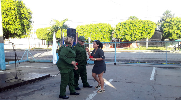 En el acto recibieron el carné de militante del PCC nuevos integrantes. / Foto: Yudith Madrazo Sosa / 5 de Septiembre
