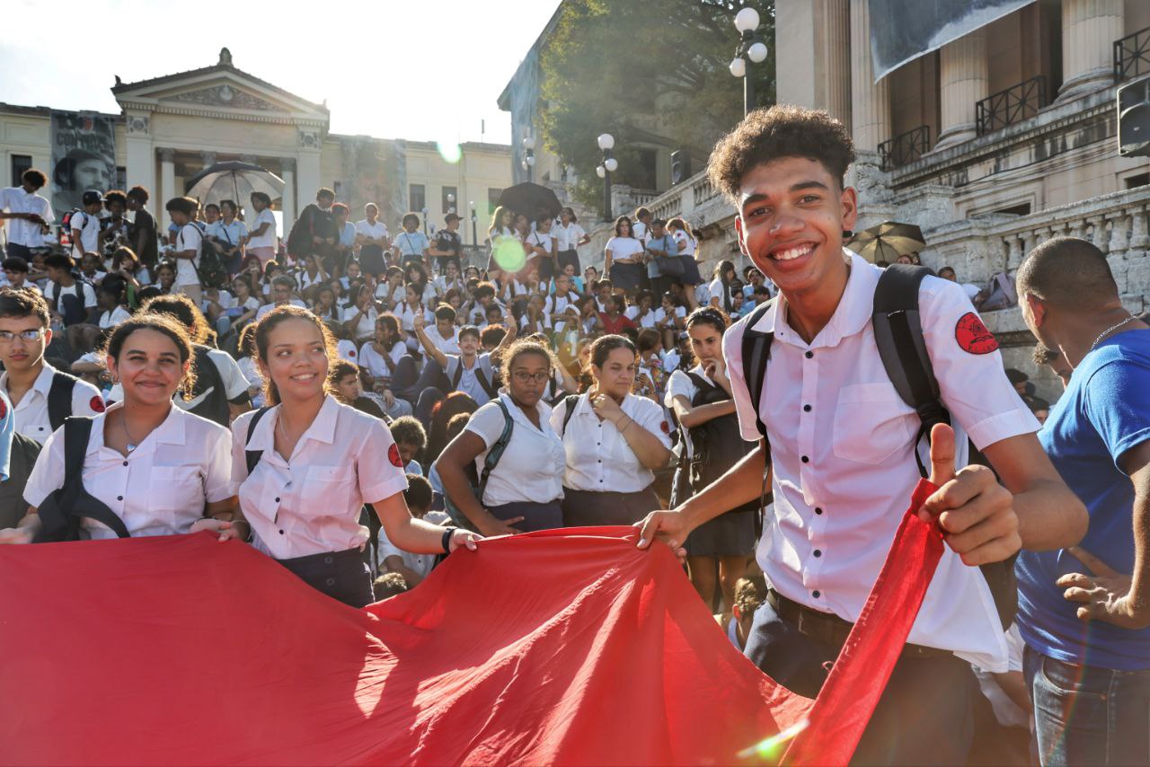 Cuba rinde tributo a los estudiantes de medicina. Foto: Presidencia Cuba.