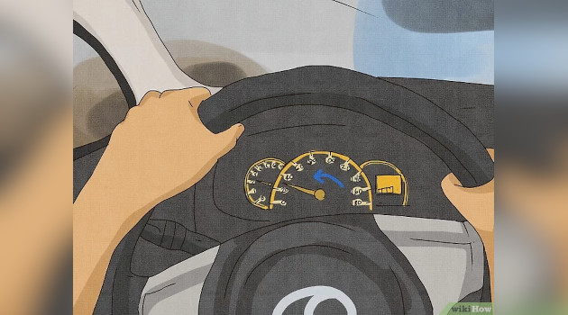 Conducir con ambas manos en el volante y controlar la velocidad te ayuda a tener un mayor control sobre el autobús. /Foto: Tomada de Internet