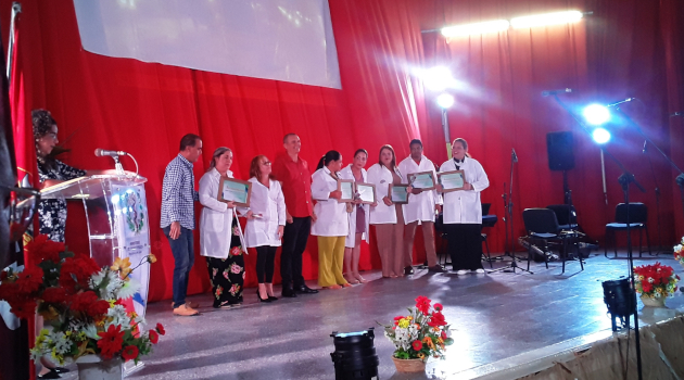 Un momento del acto central por el Día de la Medicina Latinoamericana en Cienfuegos, donde se reconocieron instituciones y trabajadores destacados. /Foto: Yudith Madrazo Sosa