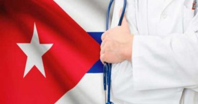 Batas blancas y la solidaridad como bandera Ejército de batas blancas ofrece su corazón solidario al mundo con la bandera cubana por delante. / Foto: Radio Sandino