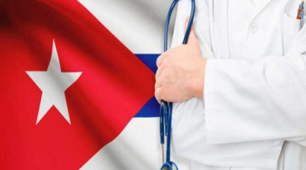 Ejército de batas blancas ofrece su corazón solidario al mundo con la bandera cubana por delante. / Foto: Radio Sandino