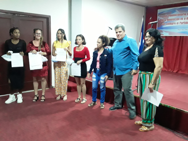 Futuros cuadros de la UJC se contaron entre los graduados. / Foto: Yudith Madrazo Sosa / 5 de Septiembre