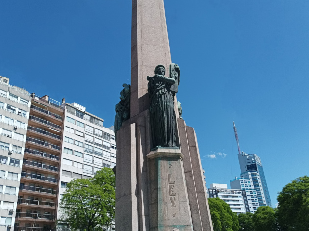 Al pie del monumento se encuentra la estatua dedicada a la Ley. / Foto: María Elena Llanes Suárez