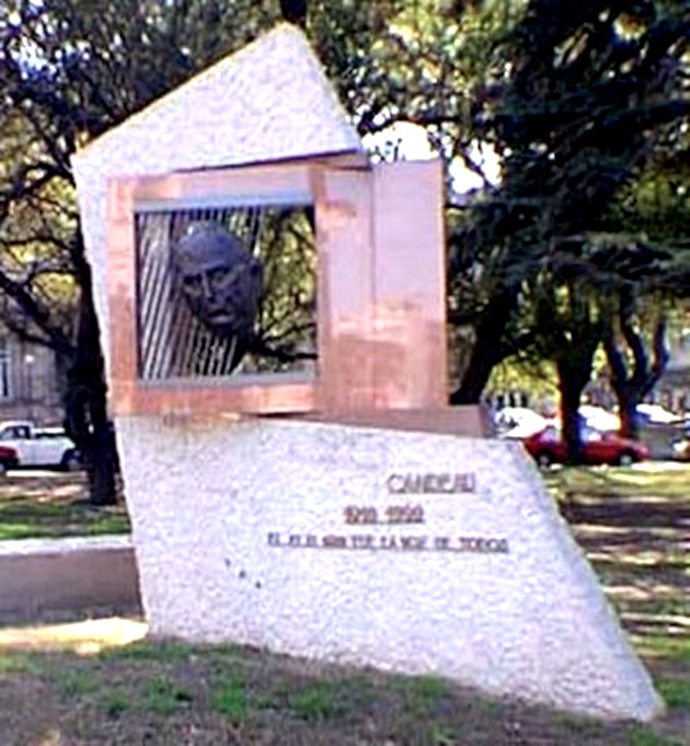 En el propio entorno del Obelisco se erigió un monumento en homenaje al primer actor Alberto Candeau, quien leyó la proclama en el histórico acto multitudinario en contra de la dictadura cívico-militar. / Foto: Tomada de Internet