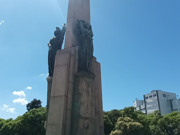 En la parte inferior del Obelisco se erige una estatua en representación de la Libertad. / Foto: María Elena Llanes Suárez