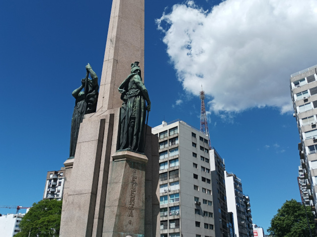 Una de las estatuas en la base del Obelisco simboliza la Fuerza. / Foto: María Elena Llanes Suárez