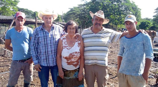 La familia Guirola Ortiz (Elder con camisa a cuadros y su hermano con pulóver rayado). A la izquierda, Magdiel Díaz encargado de ordeñar las vacas y Ragdiel alimenta a los traviesos chivitos. / Foto: Luzdeibys González Forcades