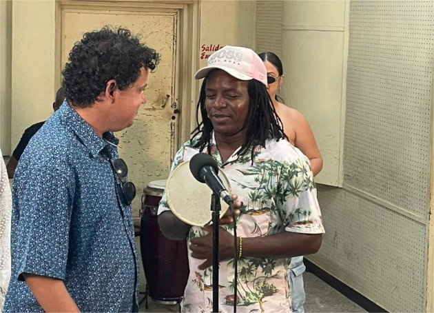 Diálogo entre Erik Mendilahaxon (a la izquierda) y Reinier Sarría.