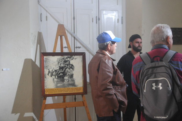 A la izquierda, una imagen de Fidel Castro junto a figuras de renombre sobre una “chispita”. / Foto: Delvis Toledo de la Cruz / 5 de Septiembre