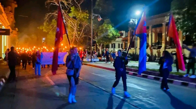 La marcha de las antorchas mantiene su vigencia y simbolismo en el sentir de las nuevas generaciones. / Foto: Miguel Adrián Rodríguez Pérez / 5 de Septiembre