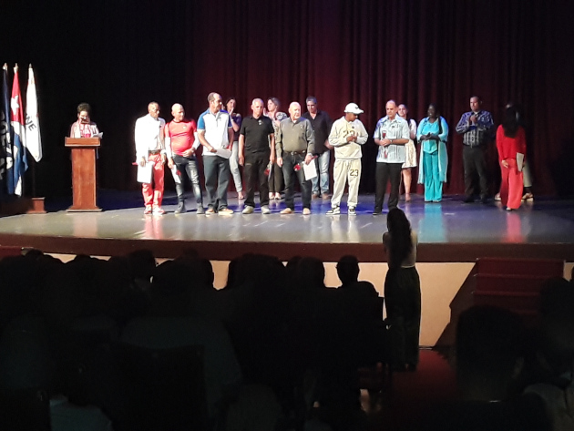 También los hombres con una permanencia de 25 años en la rama eléctrica recibieron la Medalla Ñico López.