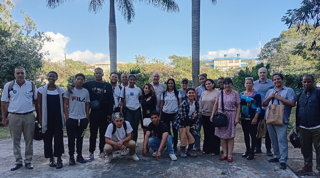 Estudiantes de la Facultad de Agronomía junto a representantes y autoridades del proyecto CIENPINOS, tras un provechoso encuentro e intercambio de experiencias. / Foto: Magalys Chaviano / 5 de Septiembre