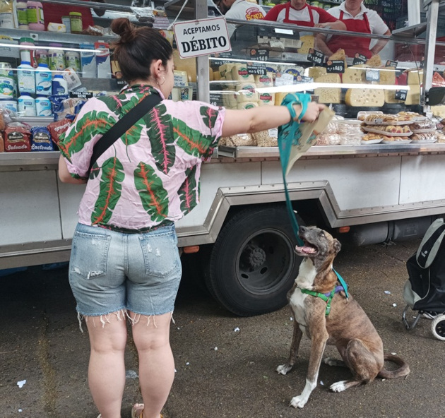 En días de ferias agropecuarias también los montevideanos se hacen acompañar de sus mascotas./ Foto: María Elena Llanes Suárez