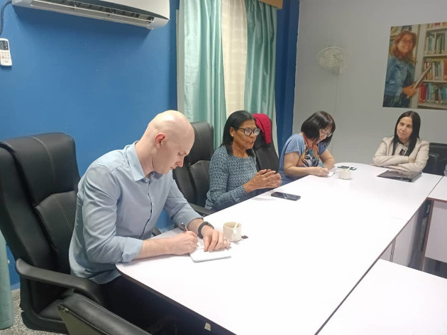 La Dra.C Orquídea Urquiola Sánchez, rectora de UCf, al centro, a derecha e izquierda: Ludvig Halgren, oficial del programa de ASDI para CIENPINOS; y Joanna Rocco, funcionaria de la Agencia. 