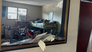 En los dormitorios se visualizaron cristales rotos y algunas estructuras colapsadas a causa de la onda expansiva de una explosión. De acuerdo al pase no se reportaron personas heridas en el sitio. /Foto: teleSUR.