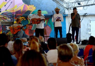 Pabellón Cuba se llena de trova y poesía por el amor y la paz (+Fotos y Video) Pabellón Cuba se llena de trova y poesía por el amor y la paz (+Fotos y Video)