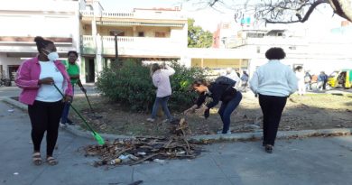 Mujeres en Cienfuegos protagonizan jornada de higienización Trabajadoras de centros aledaños al Parque Villuendas se sumaron a la jornada de higienización. /Fotos: Yudith Madrazo Sosa / 5 de Septiembre